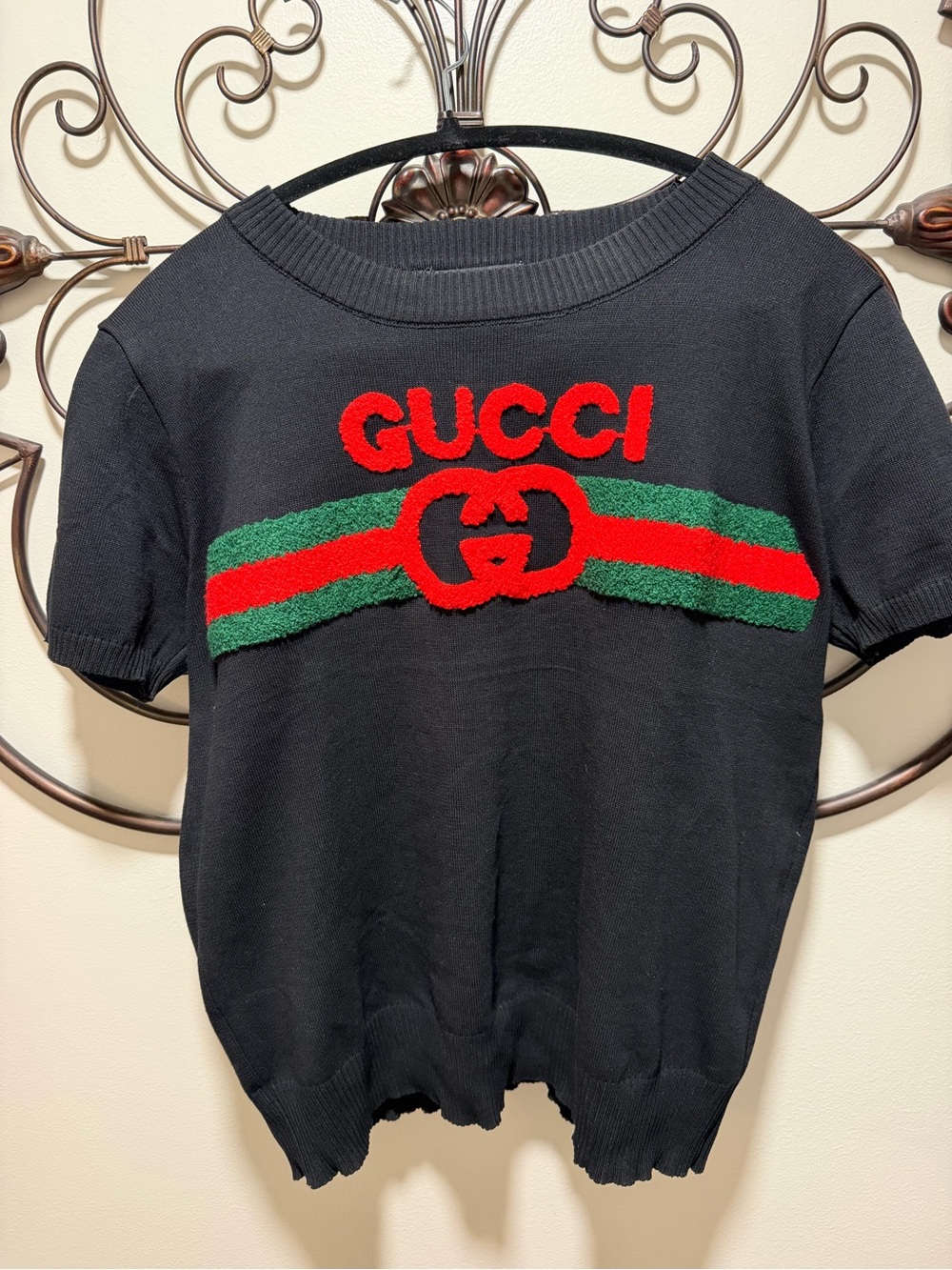 Source Unknown Black Short-Sleeve Light Sweater with Red & Green Logo